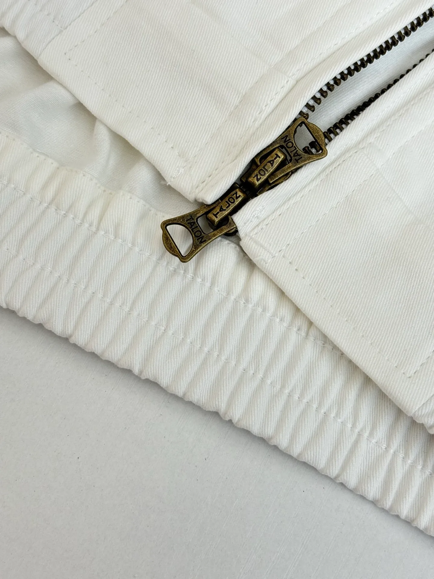 P500 Ralph Laure*/Ralph Lauren Centaur embroidered zipper jacket. Customized cloud velvet white twill fine cotton. Adopts imported machine embroidery technology. Uses advanced computer control system and precision mechanical components to realize the iconic pony embroidery operation. High precision. Smooth and delicate lines. Template machine bag opening. Preset template to guide the position, shape and size of the bag opening. Accuracy ensures the quality of the bag opening effect. Size: S/M/L/XL